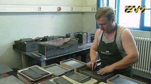 工厂大批量生产铅笔的过程