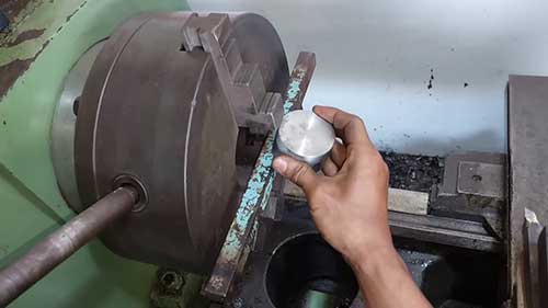 使用车床制造六边形金属零件