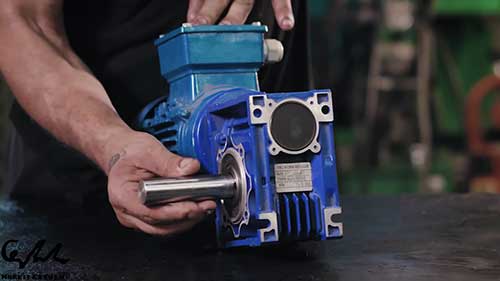 使用车床进行插削加工