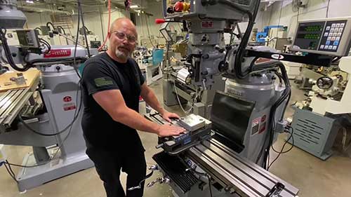 如何设置并使用镗刀