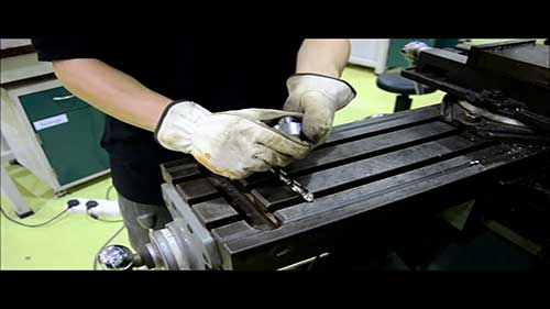 在铣床上进行钻孔加工