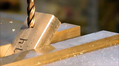 在倾斜和圆形表面上钻孔