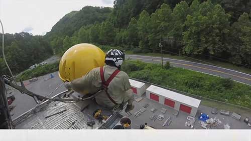 安装输电线路警示球