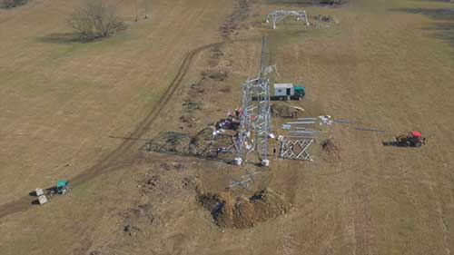 输电线塔的组装过程