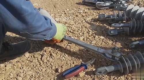 如何安装悬式绝缘子