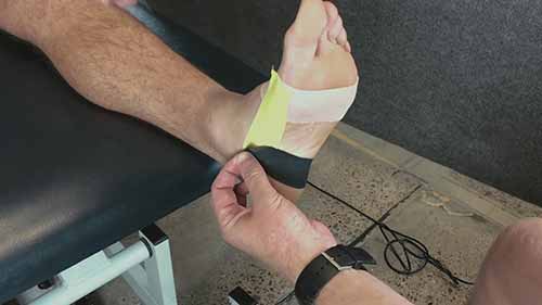 如何给足弓处绑绷带