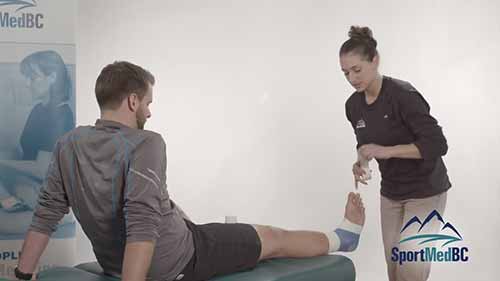 如何用胶带缠绕脚踝