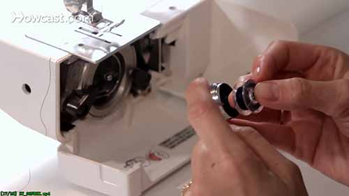 如何将线轴装入缝纫机