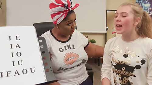 声乐教练和她的初学者