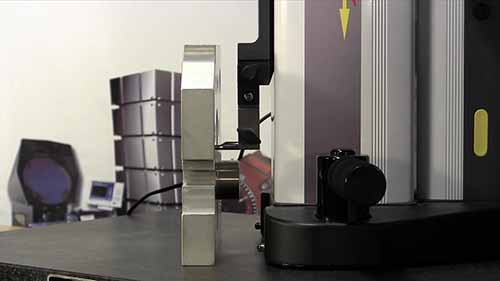 精密测量-电子高度规来测量孔径