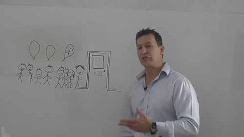 如何管理课堂上吵闹的学生1