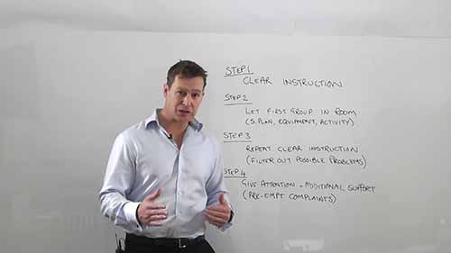 如何管理课堂上吵闹的学生2