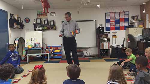 教孩子弹奏木琴