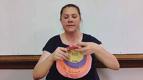 用圆形剪纸来教地理