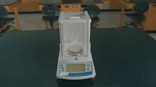 如何使用分析天平