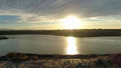 太阳能电池板把空气变成饮用水