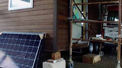 安装微型太阳能电池板