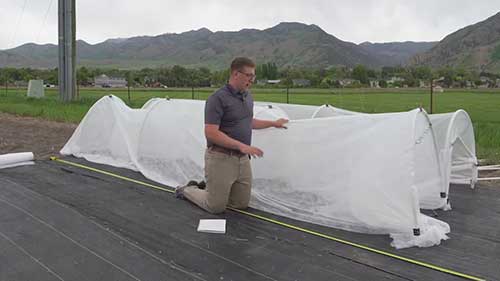 用浮动层覆盖保护作物