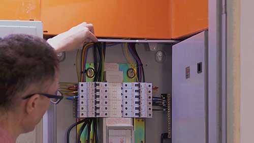 三相断路器柜的内部结构