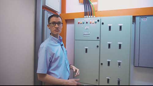 三相配电系统的电压