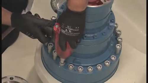 风力涡轮机的螺栓预装