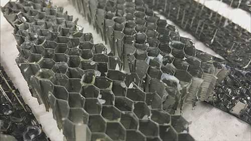 如何防止碳纤维和铝合金之间发生电偶腐蚀？