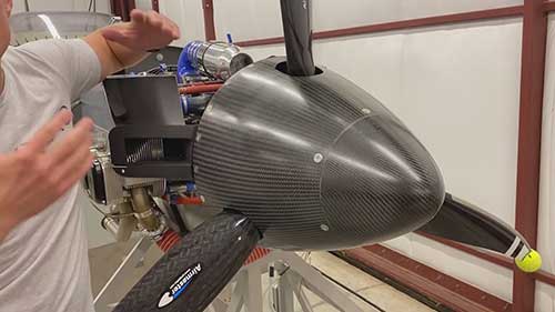 比较碳纤维复合材料和金属材料