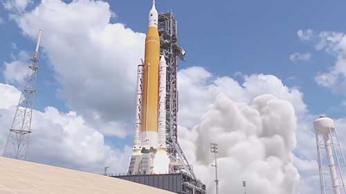 记录一艘商业货运飞船离开空间站