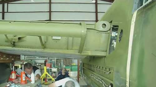 安装飞机的右侧机翼