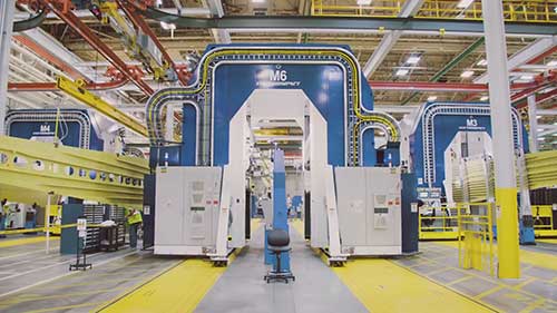 使用巨型机器人制造波音飞机的机翼