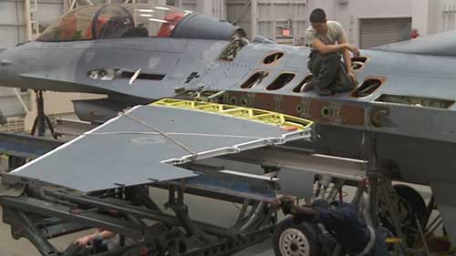 飞机维修：更换坏掉的机翼