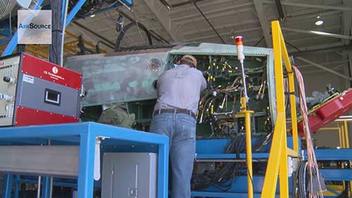 F-15战机在空军基地接受检修