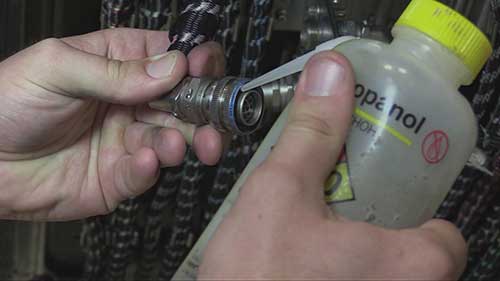 发动机电气连接器的清洁