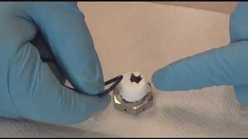 安装发动机螺纹接口处0型圈