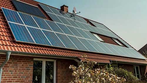 在自家屋顶上安装太阳能电池板