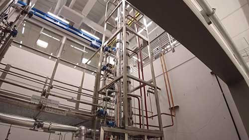 参观蒸馏中试装置