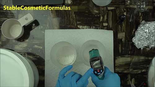 溶解一种阴离子表面活性剂