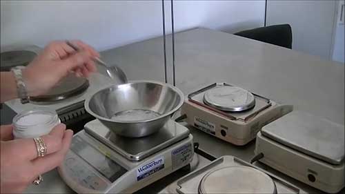 制作碱性表面活性剂样品