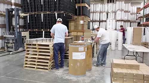 走进油漆生产车间