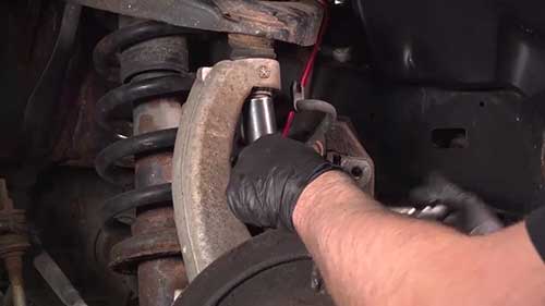 更换前轮轴承和轮毂总成