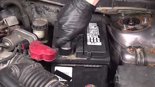 更换福特混动汽车蓄电池