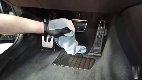 如何清洁汽车内饰