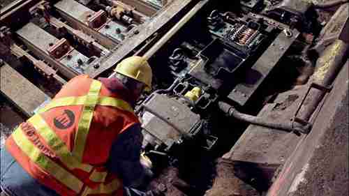 地铁信号工的工作