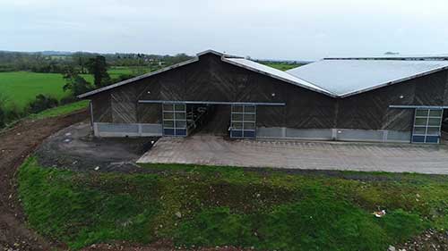 不一样的牛棚屋顶