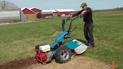 小型农场耕作设备展示