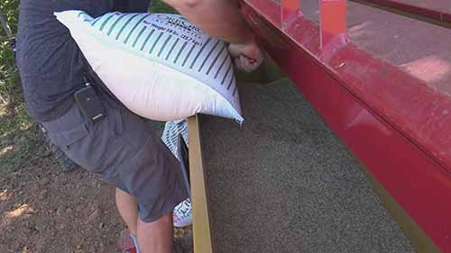 免耕播种机是如何工作的