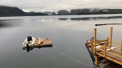 给小木屋安装实木门