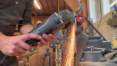 手工打造实木窗户的门闩