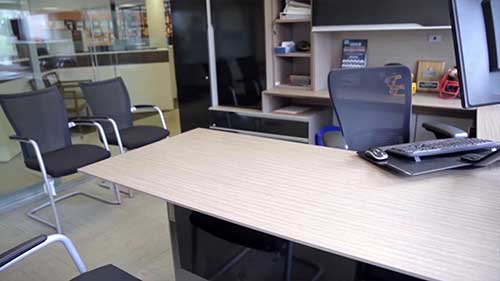 比较层压板和胶合板的家具