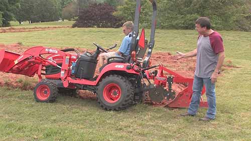 如何用超小型拖拉机犁地